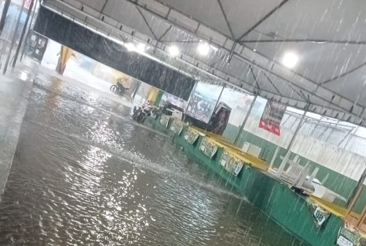 Chuva forte alaga estandes do Festival do Abacaxi, em Tarauacá e pode comprometer show de Evoney Fernandes